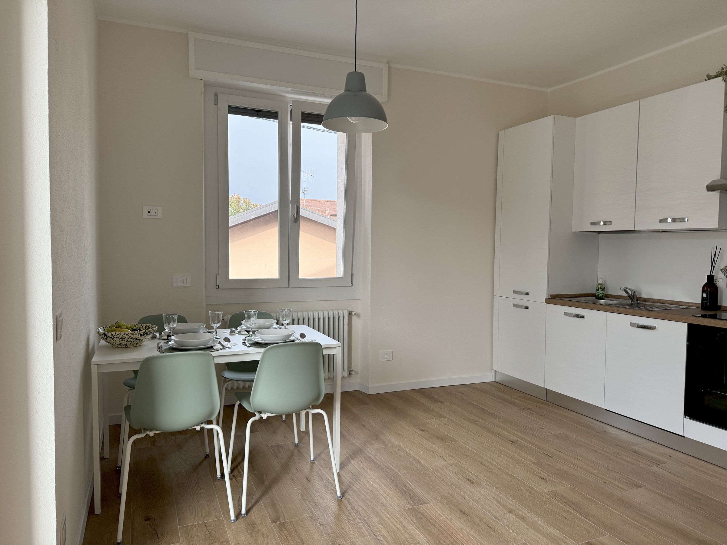 Il tavolo da pranzo e la cucina