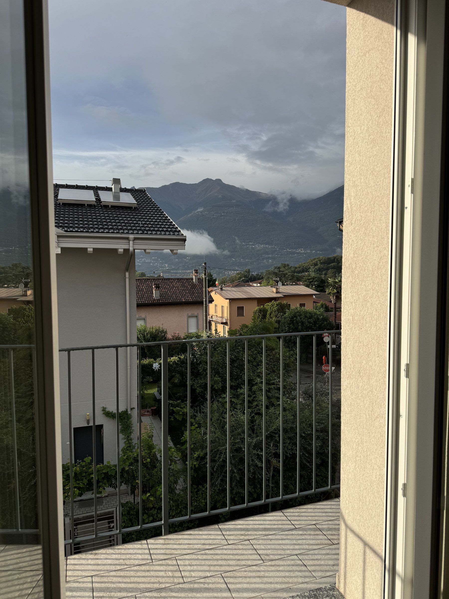 Dal balcone del soggiorno: i tetti e le montagne